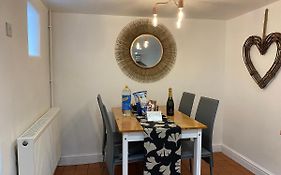 Chimney Pots - Log Burner/Gas, Central Village, Walks, Pubs, Views